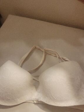 Victoria's Secret Cream Lace Strapless Convertible Bra
